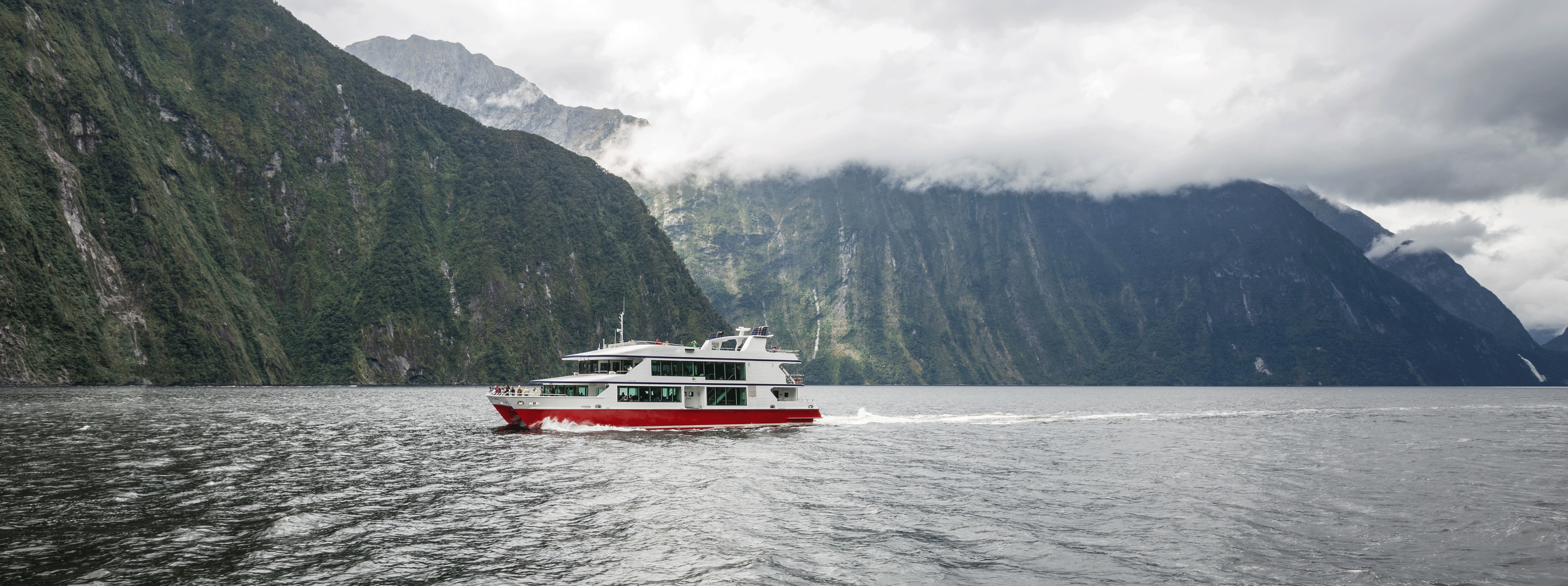 /resource/Images/australasia/newzealand/headerimage/fjord-of-Milford-Sound-New-Zealand.png